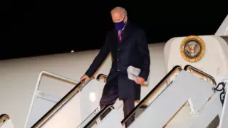 Из прилетевшего в Польшу самолета Байдена выпал человек