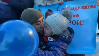 "Я так скучала". Эмоциональная встреча дочери с отцом-спасателем в Караганде попала на видео