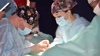 "Пальцы рук и ног как будто срослись". В Казахстане начали оперировать "детей-бабочек"