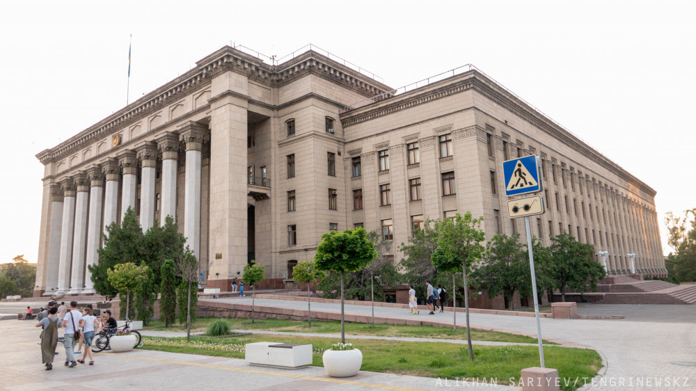 В КБТУ и еще в пяти зданиях Алматы ищут взрывчатку