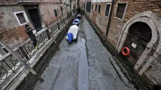Пересохшие каналы и невыносимая вонь: что творится в Венеции
