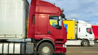 "Миллионные убытки". Более 250 казахстанских фур застряли на границе Польши