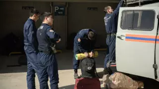 Токаев наградил вернувшихся из Турции и Сирии спасателей и врачей