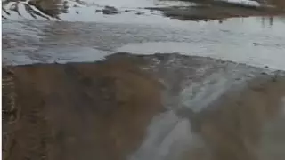 Жители пригородного села Конаева своими силами отвели талую воду от домов