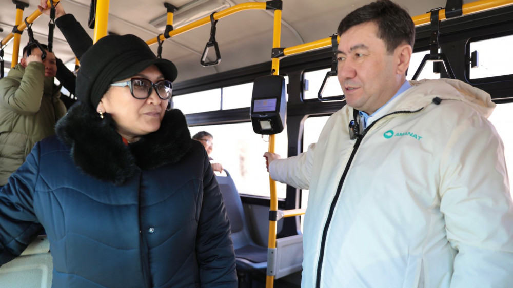 Аманатовцы обсудили проблемы ЖКХ с пассажирами автобуса в Семее