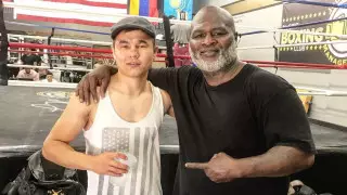 "У бомжей перчатки лучше". В США тренер высмеял казахстанского профи-боксера