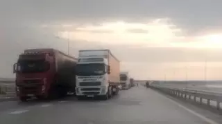 Тысяча автомобилей застряла на закрытой трассе в Акмолинской области