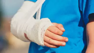 "Не так поздоровался": школьник сломал руку сверстнику в Таразе