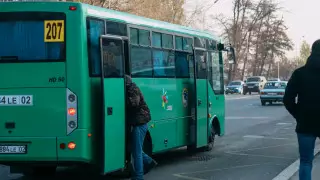 Какими уловками пользуются "зайцы" в автобусах Алматы