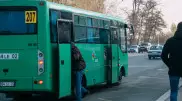 Какими уловками пользуются "зайцы" в автобусах Алматы