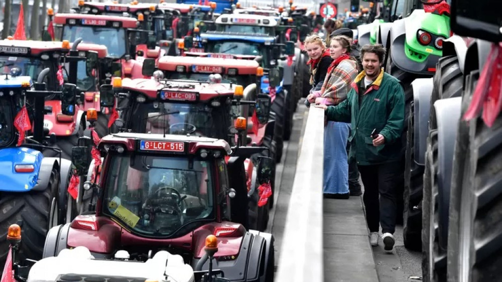 Тысячи фермерских тракторов перекрыли центр Брюсселя