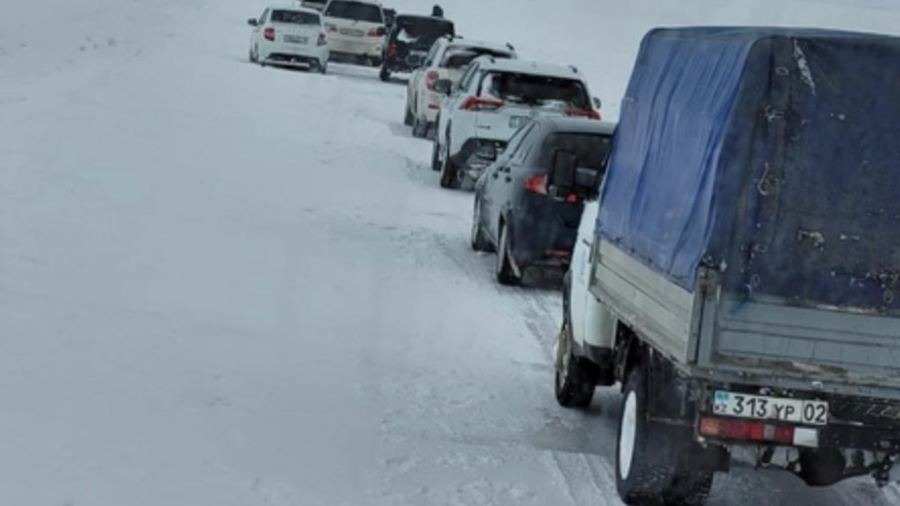 15 человек на 13 машинах попали в снежный плен в Костанайской области