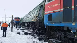 В столкнувшемся с локомотивом поезде было 200 пассажиров и иностранцы