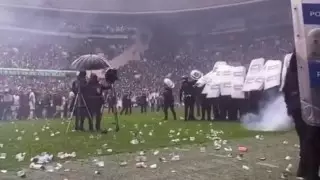 Фанаты бросали ножи в футболистов в Турции