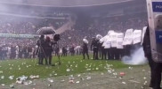 Фанаты бросали ножи в футболистов в Турции