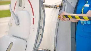 Пассажир напал на стюардессу и пытался открыть дверь самолета