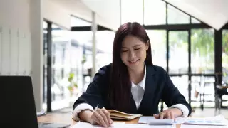 Сколько женщин работает в Казахстане и где