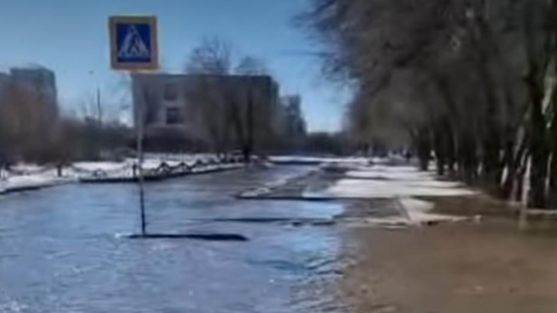 Тает г на на. Подтопление в Актобе. Снег в городе. Таяние снега. Снегопад в городе.