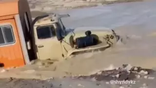 Паводки в Казахстане: Грузовик с людьми чуть не унесло бурным течением
