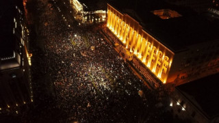 Протестующие перед зданием парламента в Тбилиси. Фото РИА Новости