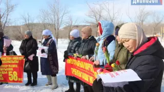 "Мы не хотим доживать до пенсии!" Женщины устроили митинг 8 марта в Актобе
