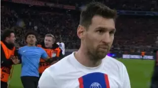 Фанат едва не снес Месси после вылета ПСЖ из Лиги чемпионов