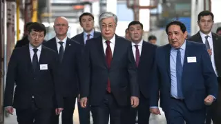 Токаев приехал на машиностроительный завод в Уральске