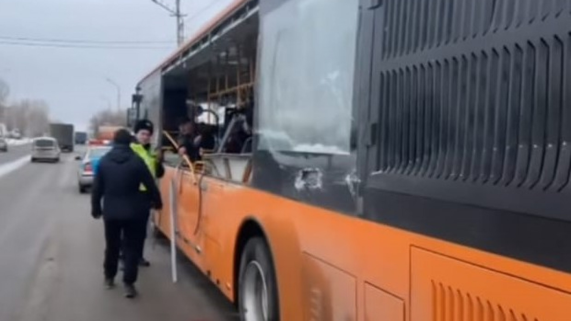 В Сети появилось видео жуткого ДТП с автобусом в Павлодаре: 10 марта 2023  06:00 - новости на Tengrinews.kz