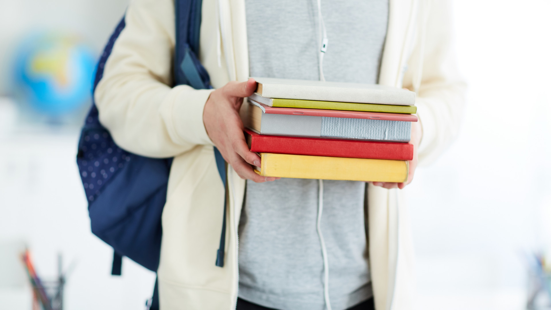 Казахстанский студент держит книгу. Student holding book.