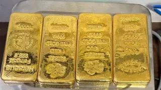 Слитки золота нашли в туалете самолета, летевшего из Дубая