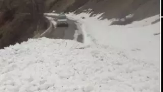 В МЧС прокомментировали сообщение о застрявших людях за лавинами снега