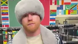 Канело надел казахский чапан, чтобы поздравить казахстанского бизнесмена из списка Forbes