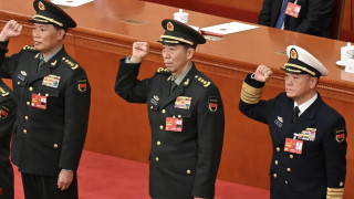 Ли Шанфу (в центре). Фото с сайта news.rambler.ru