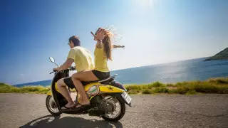 "Сыты по горло". Туристам запретили ездить на мопедах на Бали