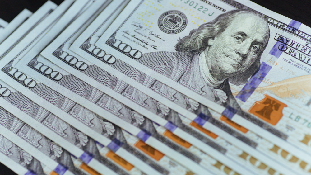Названы официальные курсы доллара, рубля и евро на 15 марта