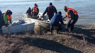 "Тащил лодку по грудь в воде": спасение людей попало на видео в Актюбинской области