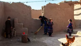 Более 2000 афганцев живут в жалких условиях в ОАЭ - Human Rights Watch