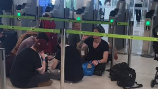 "Бросили на 20 часов". Туристы спали на полу и ленте для багажа в ожидании своего рейса