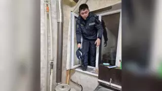 Спасли в последний момент: учителей и полицейского наградили в Таразе