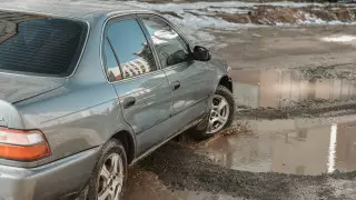 Чем опасны весенние лужи для машины, объяснил автоэксперт