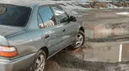 Чем опасны весенние лужи для машины, объяснил автоэксперт