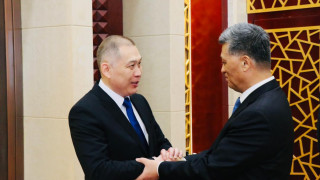 Посол Казахстана в Китае Шахрат Нурышев и секретарь партийного комитета СУАР Ма Синжуй. Фото с сайта МИД РК.