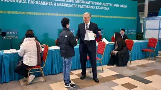 Юный астанчанин подошел к Токаеву на избирательном участке