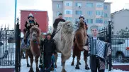 Талдыкорганцы приехали на голосование верхом на верблюдах