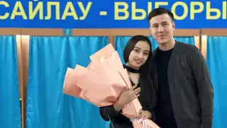 Молодой человек сделал предложение на избирательном участке в Семее