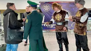 Пограничники встречали баурсаками и кумысом гостей в аэропортах Астаны и Туркестана