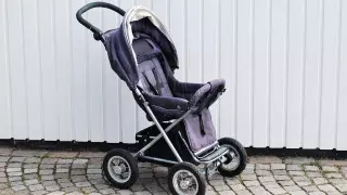 Отец не заметил падения ребенка и убежал с пустой коляской в Атырау