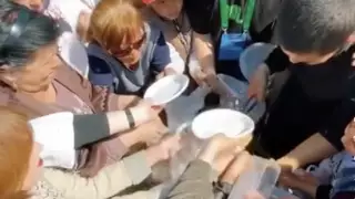 Давку и скандалы вокруг бесплатного плова обсуждают казахстанцы