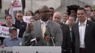 Американцы вышли на митинг против запрета TikTok в стране