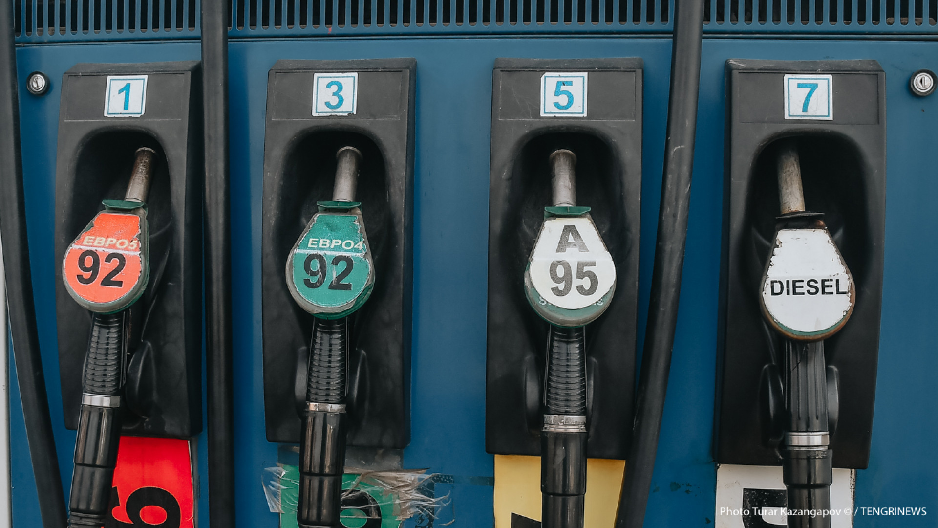 Казахстанцам запретили вывозить топливо в 20-литровых канистрах: 24 .